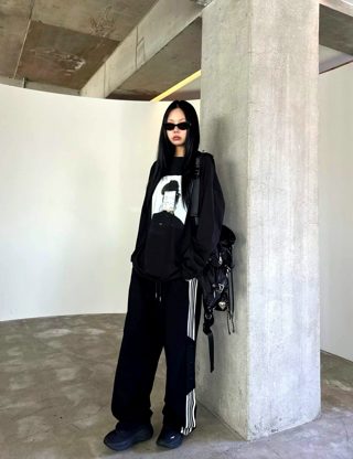 黑色