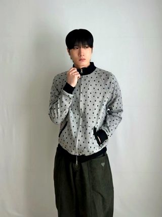 灰色