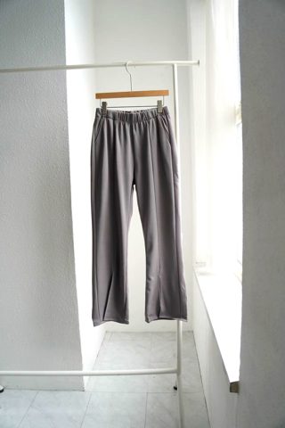 灰色