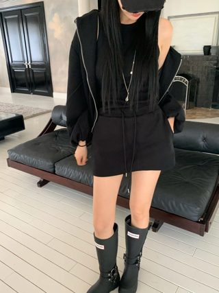 黑色