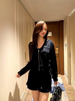 黑色