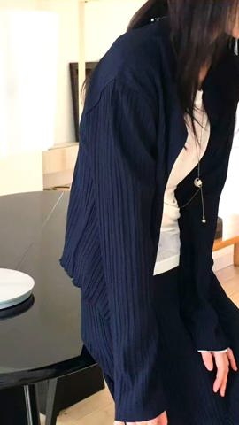 深蓝色