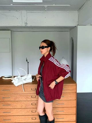 酒红色