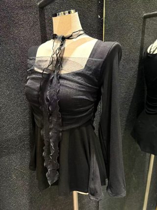 黑色