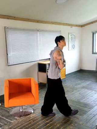 黑色