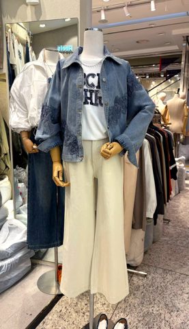 深蓝色