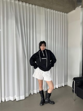黑色
