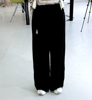 黑色