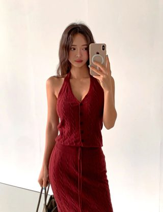 酒红色
