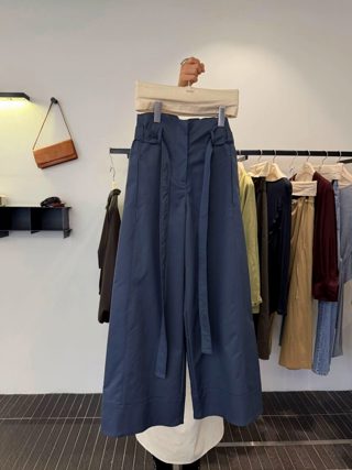 深蓝色
