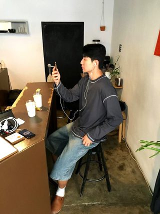 灰色