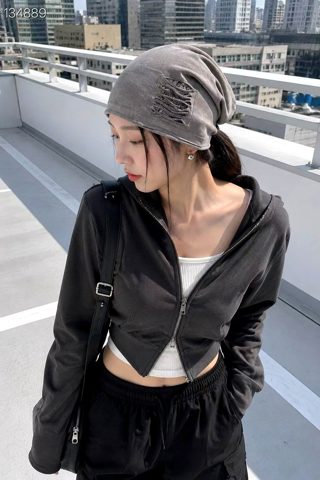 黑色